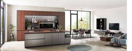 Holz und Glas: Zwei Trendmaterialien prägen das Gesicht dieser Küche.